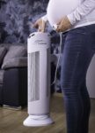 Oczyszczacz powietrza Ionic-CARE, kterou drží těhotná žena, barva perleťově bílá