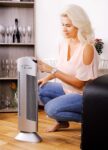 Oczyszczacz powietrza Ionic-CARE, mladá žena přepíná výkonnové stupně, barva stříbrná