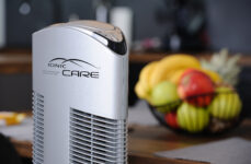 Oczyszczacz powietrza Ionic-CARE v detailu, v pozadí mísa s ovocem, barva stříbrná