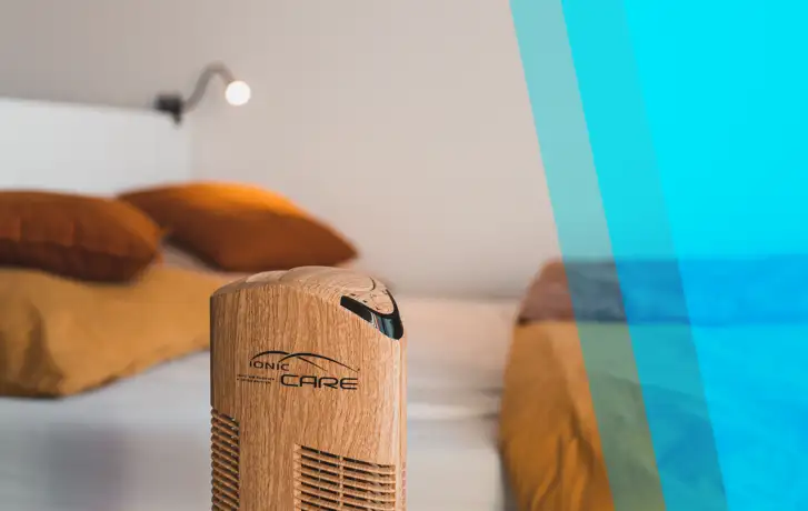 Detail oczyszczacze powietrza Ionic-CARE v dekoru dřevo dub, v pozadí postel