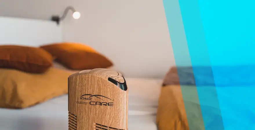 Detail oczyszczacze powietrza Ionic-CARE v dekoru dřevo dub, v pozadí postel